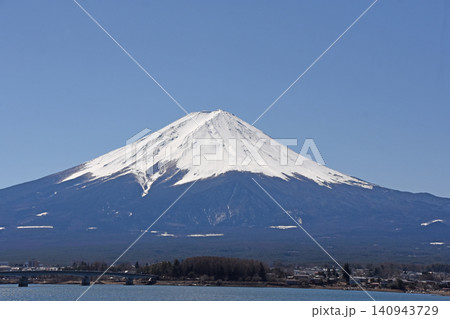 青空の下で河口湖の対岸に雄大に構える純白に冠雪した霊峰富士山 140943729