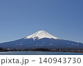 広い青空の下で河口湖の対岸に雄大に構える純白に冠雪した霊峰富士山 140943730