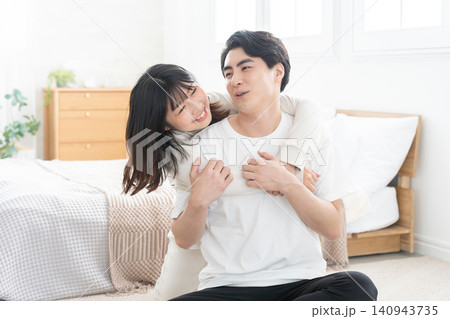 ハグする若い夫婦・カップル ハグする若い夫婦・カップル 140943735