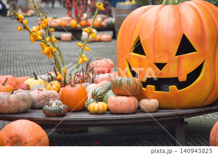 ハロウィンカボチャと秋の収穫 ハロウィンカボチャと秋の収穫 140943825