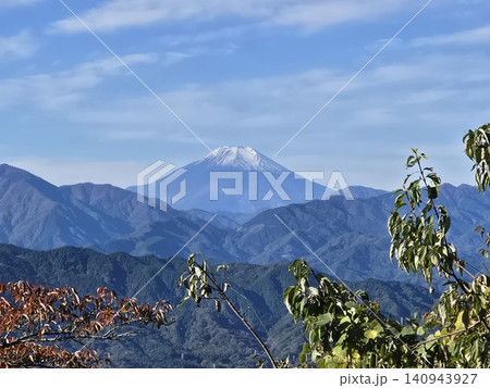 高尾山山頂から望む富士山の絶景 高尾山山頂から望む富士山の絶景 140943927