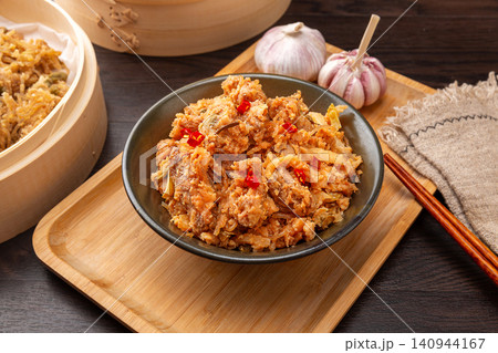 Traditional Chinese steamed pork with rice flour and chili peppers in bamboo steamer 140944167