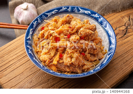 Traditional Chinese steamed pork with rice flour and chili peppers in bamboo steamer 140944168