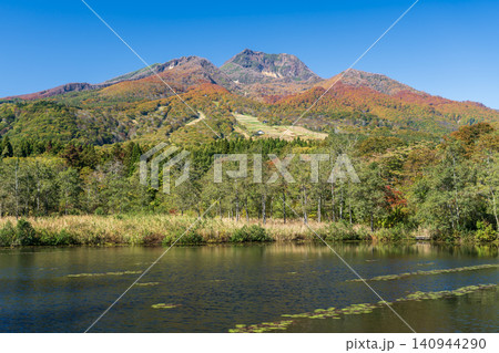 秋のいもり池と紅葉と妙高山 秋のいもり池と紅葉と妙高山 140944290