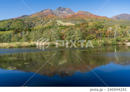 秋のいもり池と紅葉と妙高山 秋のいもり池と紅葉と妙高山 140944291