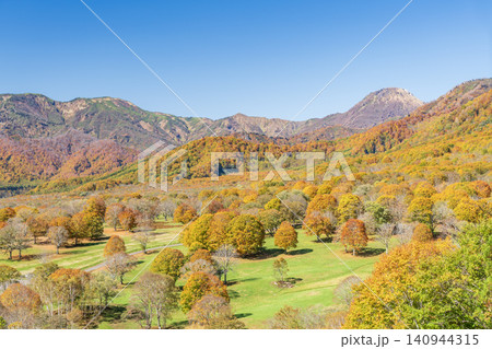 秋の奥笹ヶ峰高原の美しい紅葉の山々 秋の奥笹ヶ峰高原の美しい紅葉の山々 140944315