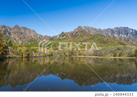 秋の戸隠鏡池の紅葉 秋の戸隠鏡池の紅葉 140944333