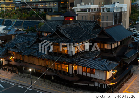 明け方の道後温泉本館 140945326