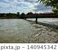 増水した宇治川の流れ 140945342