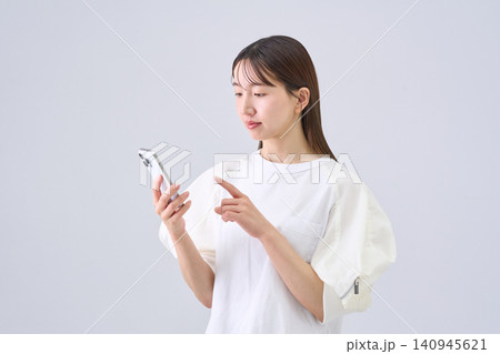 スマートフォンを操作する日本人女性 スマートフォンを操作する日本人女性 140945621