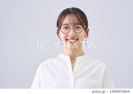 メガネをかけた笑顔の日本人女性 メガネをかけた笑顔の日本人女性 140945904