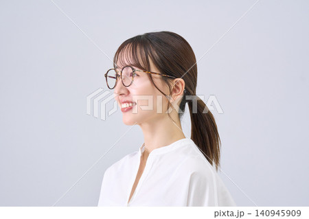 メガネをかけた笑顔の日本人女性 メガネをかけた笑顔の日本人女性 140945909