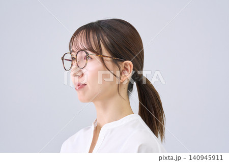 メガネをかけた笑顔の日本人女性 メガネをかけた笑顔の日本人女性 140945911