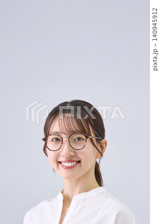 メガネをかけた笑顔の日本人女性 140945912