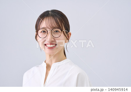 メガネをかけた笑顔の日本人女性 メガネをかけた笑顔の日本人女性 140945914