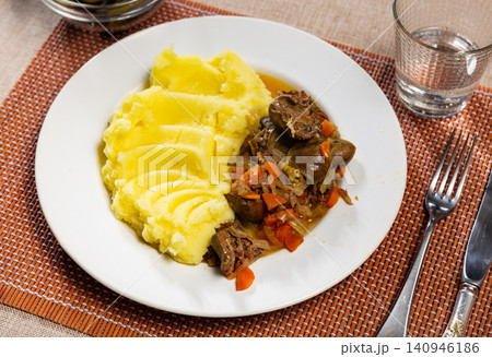 Mashed puree potatoes with fried chicken in vegetable gravy. 140946186