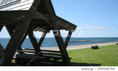 海岸の公園の東屋と海の眺め 海岸の公園の東屋と海の眺め 140946764