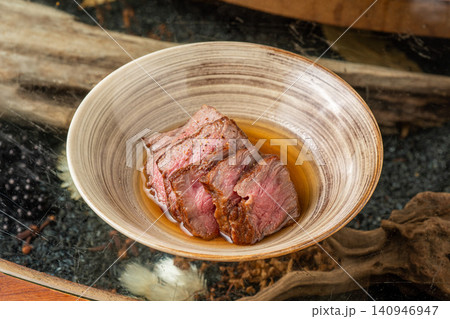 旨味が溶け込む贅沢なローストビーフおでん 旨味が溶け込む贅沢なローストビーフおでん 140946947