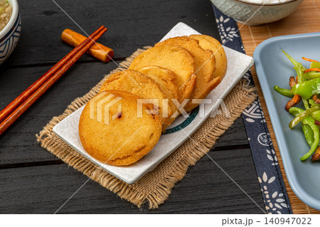 golden Fried Mantou Slices, Crispy Chinese Fried Bread Snack 140947022
