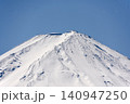 冠雪して純白に雪化粧した富士山頂の度アップ 140947250