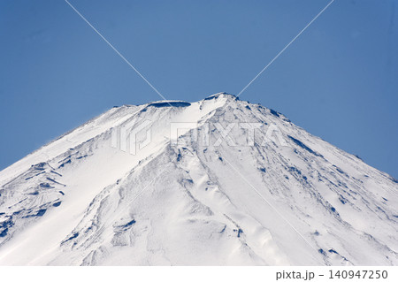 冠雪して純白に雪化粧した富士山頂の度アップ 冠雪して純白に雪化粧した富士山頂の度アップ 140947250