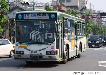 赤羽岩淵付近を行く国際興業バス(赤23系統:赤羽⇔西新井) 赤羽岩淵付近を行く国際興業バス(赤23系統:赤羽⇔西新井) 140947436
