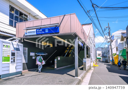 日本の横浜都市景観　8月。SOTETSU　西谷駅 。出入口わきにあるのは宅配便ロッカー… 140947739
