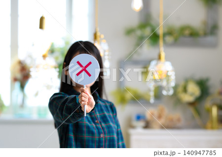 バツ印を持つ若い女性 バツ印を持つ若い女性 140947785