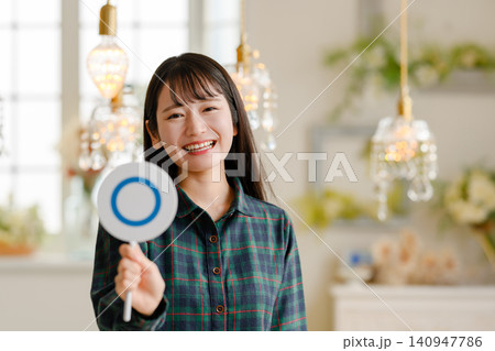 正解の丸札を持つ明るい女性 正解の丸札を持つ明るい女性 140947786