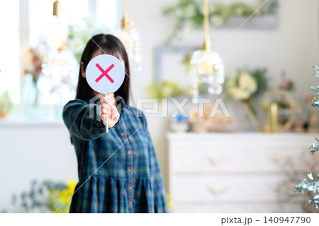 バツ印プラカードを持つ女性 バツ印プラカードを持つ女性 140947790