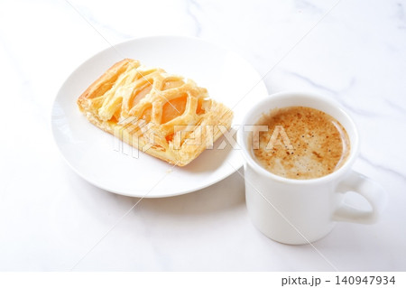 アップルパイとコーヒー - りんごをたっぷり使ったアップルパイと淹れたてのコーヒーでおやつの時間 140947934