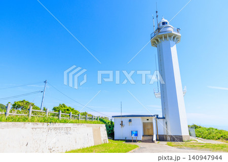 初夏の沢崎鼻灯台 佐渡島 新潟県佐渡市 初夏の沢崎鼻灯台 佐渡島 新潟県佐渡市 140947944