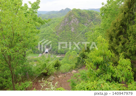 広島県三原市の晴天の小早川隆景「高山城」曲輪と空撮 広島県三原市の晴天の小早川隆景「高山城」曲輪と空撮 140947979