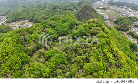 広島県三原市の晴天の小早川隆景「高山城」曲輪と空撮 広島県三原市の晴天の小早川隆景「高山城」曲輪と空撮 140947998