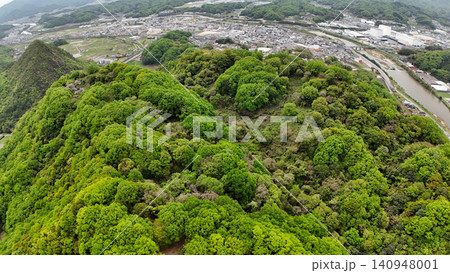 広島県三原市の晴天の小早川隆景「高山城」曲輪と空撮 140948001