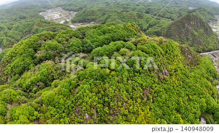 広島県三原市の晴天の小早川隆景「高山城」曲輪と空撮 140948009
