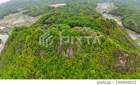 広島県三原市の晴天の小早川隆景「高山城」曲輪と空撮 140948011