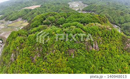 広島県三原市の晴天の小早川隆景「高山城」曲輪と空撮 140948013