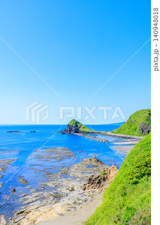 初夏の沢崎鼻灯台から見た景色 佐渡島 新潟県佐渡市 初夏の沢崎鼻灯台から見た景色 佐渡島 新潟県佐渡市 140948018