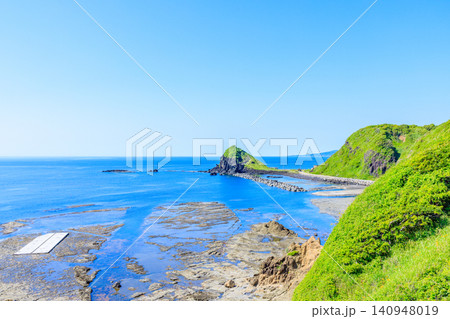 初夏の沢崎鼻灯台から見た景色　佐渡島　新潟県佐渡市 140948019