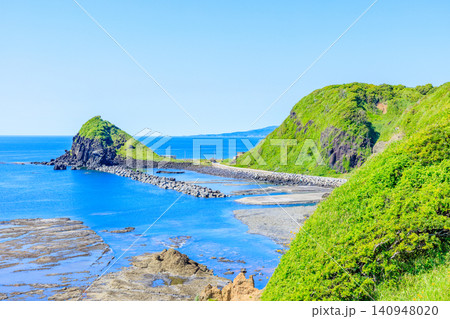 初夏の沢崎鼻灯台から見た景色 佐渡島 新潟県佐渡市 初夏の沢崎鼻灯台から見た景色 佐渡島 新潟県佐渡市 140948020