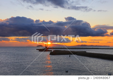 兵庫県立高砂海浜公園より望む高砂港、播磨灘に沈みゆく夕陽/日本の白砂青松100選 兵庫県立高砂海浜公園より望む高砂港、播磨灘に沈みゆく夕陽/日本の白砂青松100選 140948067