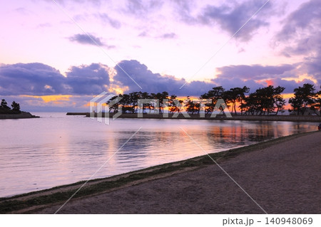 兵庫県立高砂海浜公園より播磨灘の夕景/日本の白砂青松100選 兵庫県立高砂海浜公園より播磨灘の夕景/日本の白砂青松100選 140948069