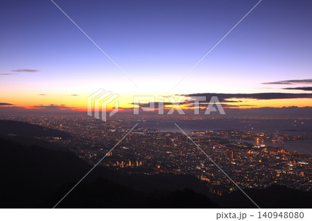 六甲山、掬星台(きくせいだい)展望台より元旦の朝焼け染まり行く大阪湾の夜景 六甲山、掬星台(きくせいだい)展望台より元旦の朝焼け染まり行く大阪湾の夜景 140948080
