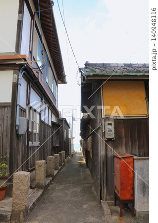 瀬戸内・牛窓、「しおまち唐琴通り」の路地裏から海を見る/レトロな町並み 140948116