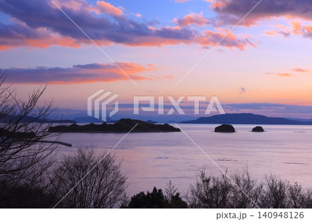 夕暮れ染まりゆく「黒島ヴィーナスロード」と瀬戸内の島々を展望/牛窓天神社より 夕暮れ染まりゆく「黒島ヴィーナスロード」と瀬戸内の島々を展望/牛窓天神社より 140948126