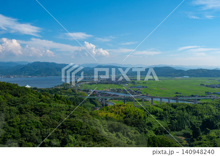 ハワイ風土記館から見た東郷池と橋津川　鳥取県東伯郡湯梨浜町 140948240