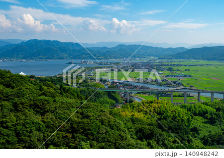 ハワイ風土記館から見た東郷池と橋津川　鳥取県東伯郡湯梨浜町 140948242