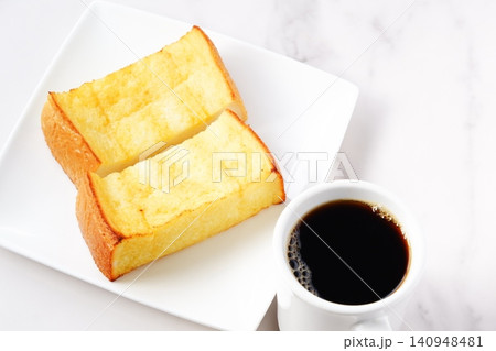 フレンチトーストとコーヒー - 厚切りパンのフレンチトーストと、淹れたてのコーヒーで、朝ごはん フレンチトーストとコーヒー - 厚切りパンのフレンチトーストと、淹れたてのコーヒーで、朝ごはん 140948481