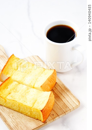 フレンチトーストとコーヒー - 厚切りパンのフレンチトーストと、淹れたてのコーヒーで、朝ごはん フレンチトーストとコーヒー - 厚切りパンのフレンチトーストと、淹れたてのコーヒーで、朝ごはん 140948485
